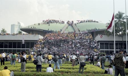 Sejarah Peristiwa Mei 1998: Titik Nol Reformasi Indonesia – Kompaspedia