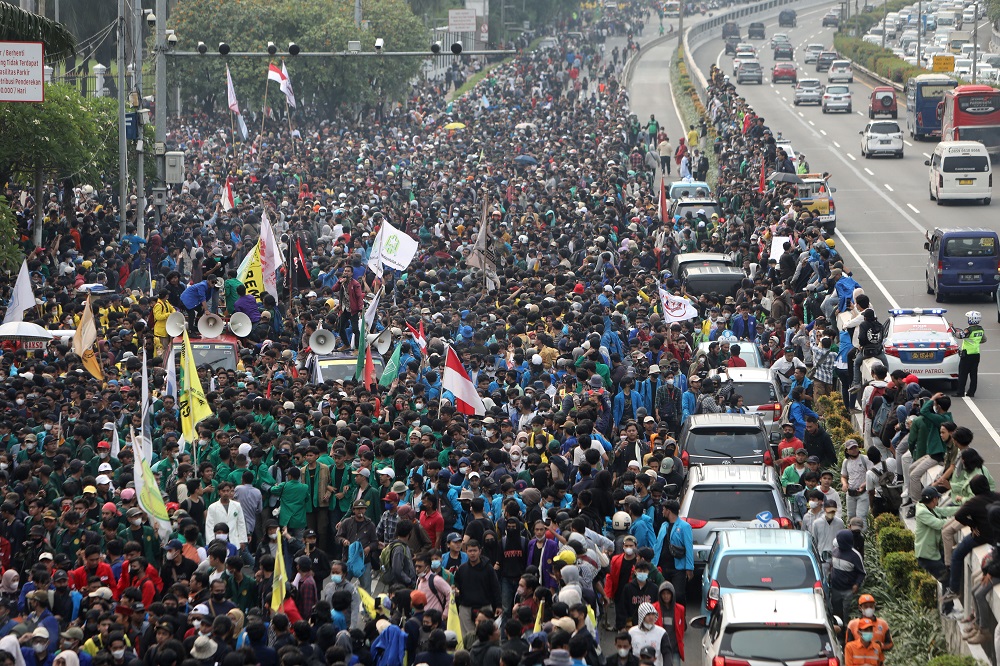 Demo Darurat Indonesia, Ribuan Buruh dan Mahasiswa Kepung DPR